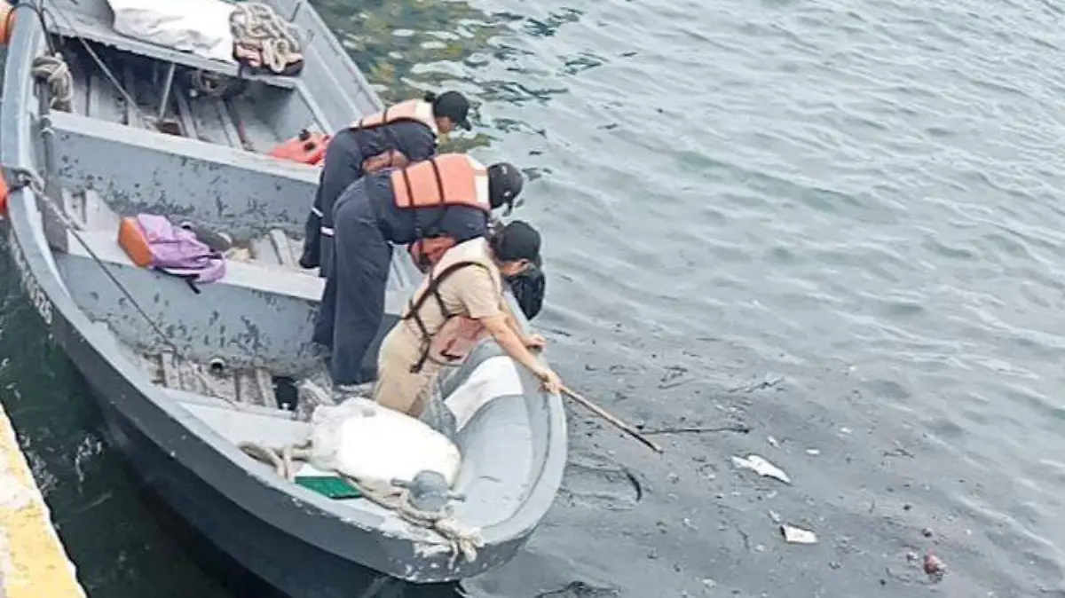 Derrame de hidrocarburo en el malecón