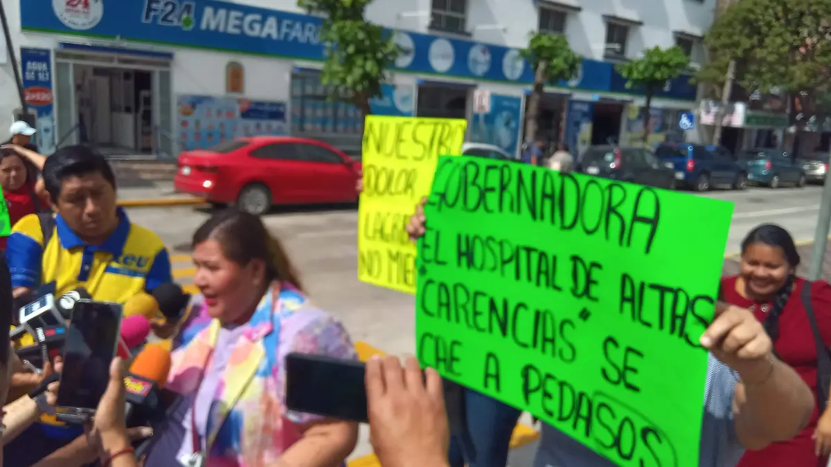 Bloquean avenida por la cancelación de operaciones en Hospital Infantil y de Alta Especialidad