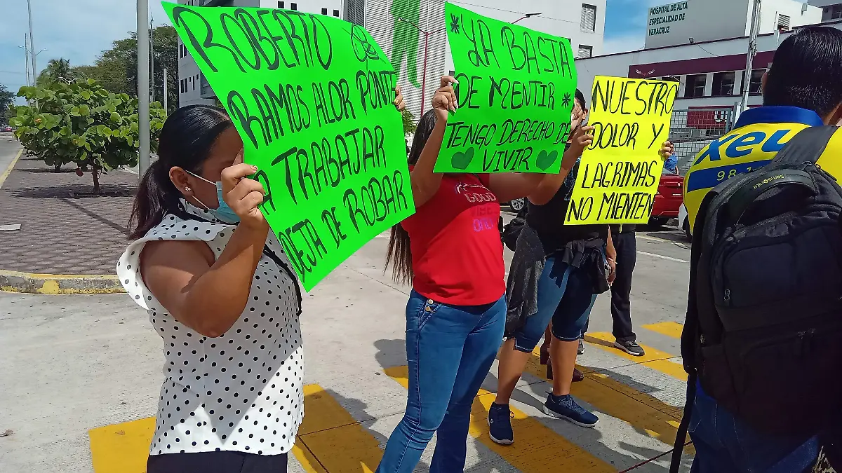 Bloquean avenida por la cancelación de operaciones en Hospital Infantil y de Alta Especialidad