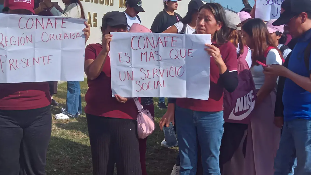 Maestros de Conafe se manifiesta y exigen salario digno y seguridad social a la presidenta de México  