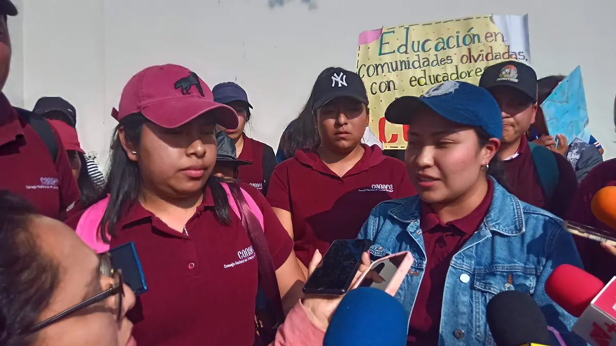 Maestros de Conafe se manifiesta y exigen salario digno y seguridad social a la presidenta de México  