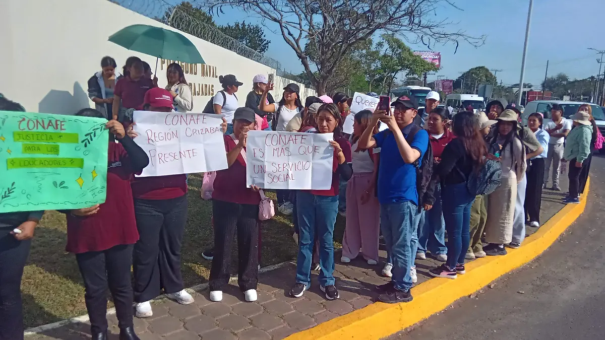 Maestros de Conafe se manifiesta y exigen salario digno y seguridad social a la presidenta de México  