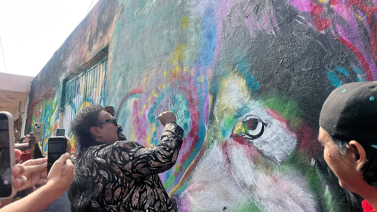Barrio La Huaca rinde homenaje a Oskar Lobbo con mural y fiesta popular