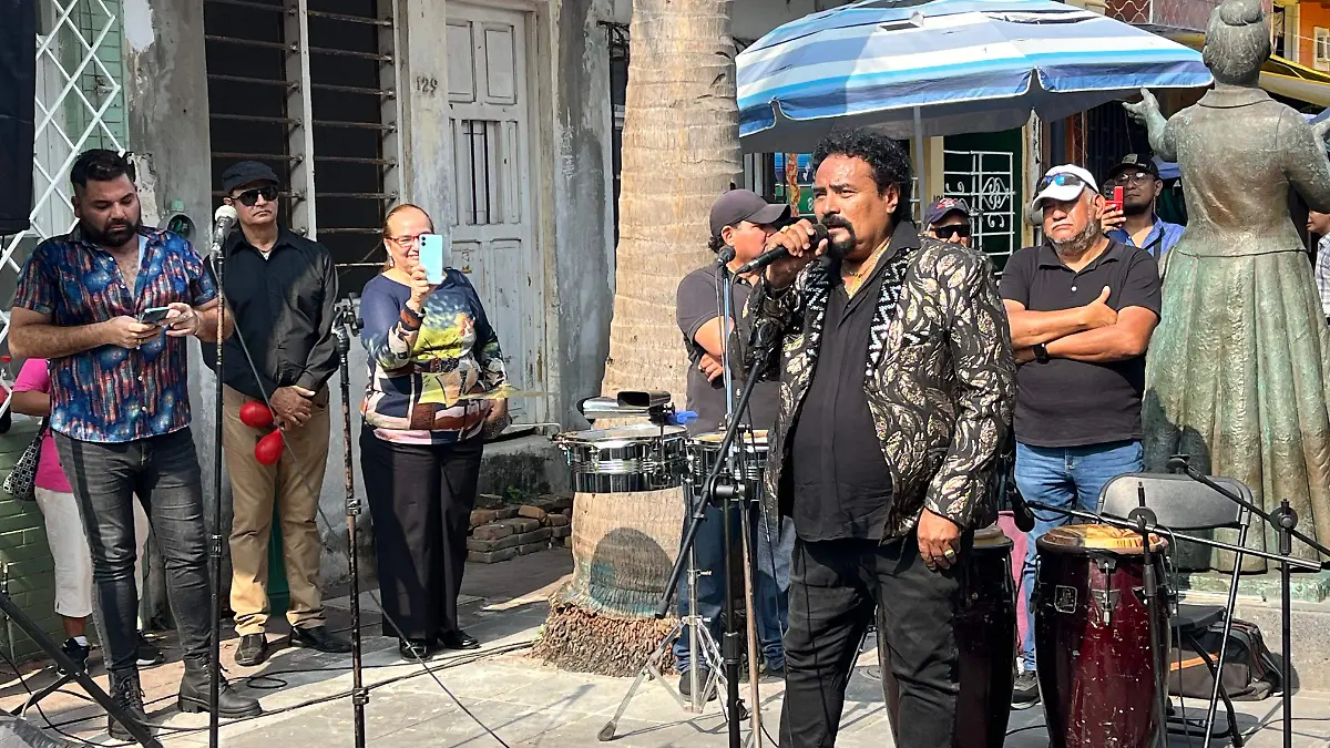 Barrio La Huaca rinde homenaje a Oskar Lobbo con mural y fiesta popular