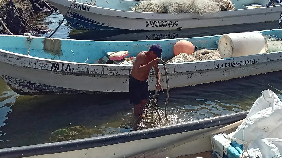 Pescadores aseguran sus lanchas2