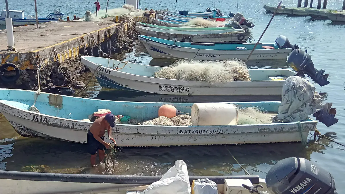 Pescadores aseguran sus lanchas