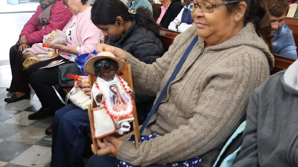 Bendición de niño Dios en la Catedral 