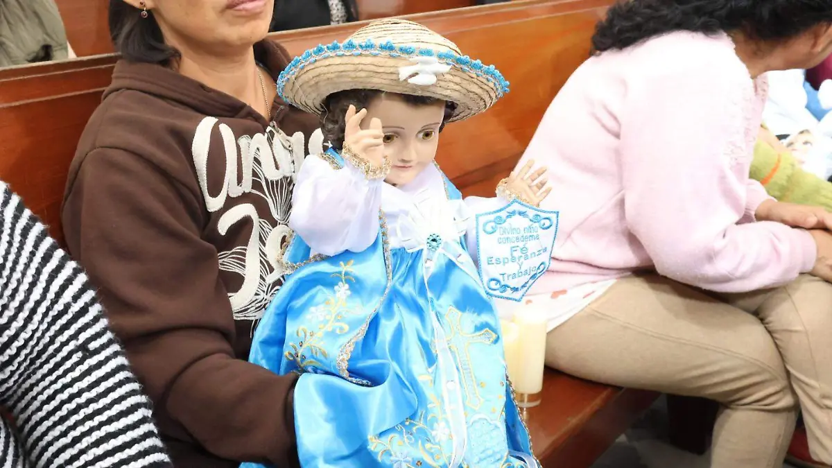 Católicos presenta a su Niño Dios en misa de Catedral para la bendición