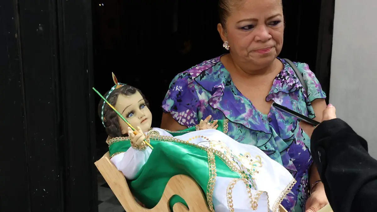 Bendición de niño Dios en la iglesia  Catedral 