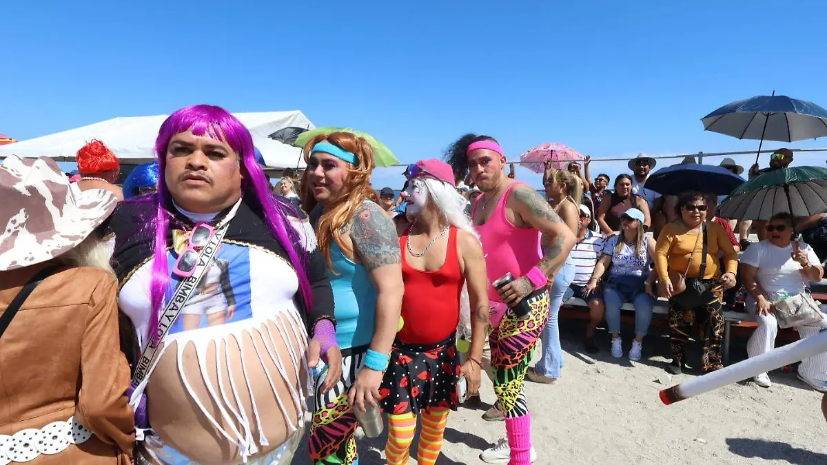 En playa Martí de Veracruz se realiza el tradicional juego “Solteras vs Casadas”