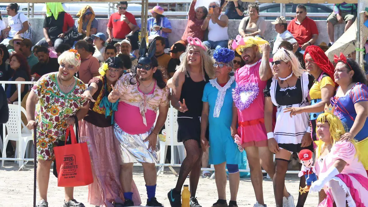 En playa Martí de Veracruz se realiza el tradicional juego “Solteras vs Casadas”