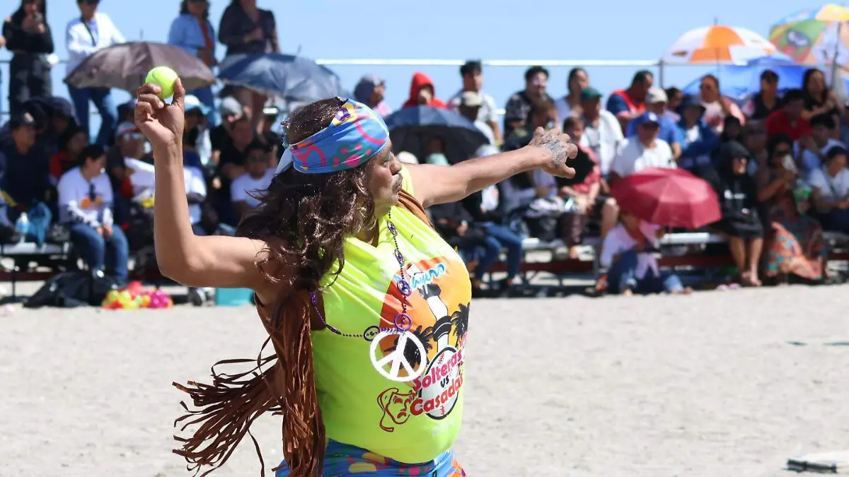 En playa Martí de Veracruz se realiza el tradicional juego “Solteras vs Casadas”