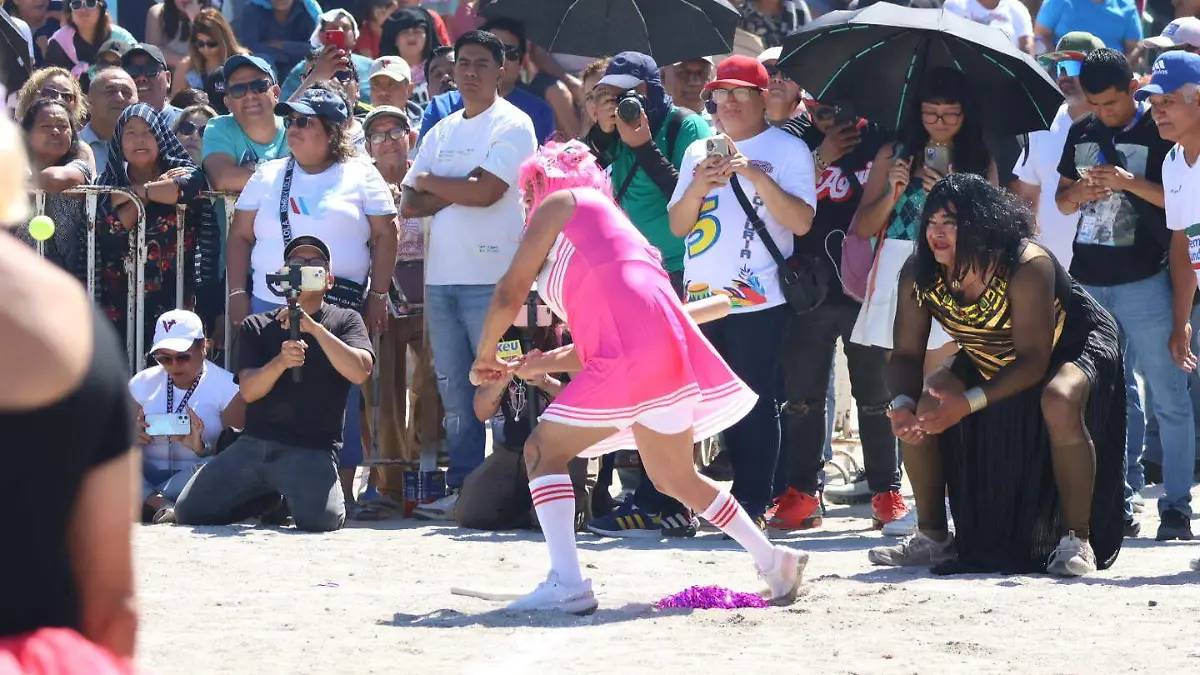 En playa Martí de Veracruz se realiza el tradicional juego “Solteras vs Casadas”