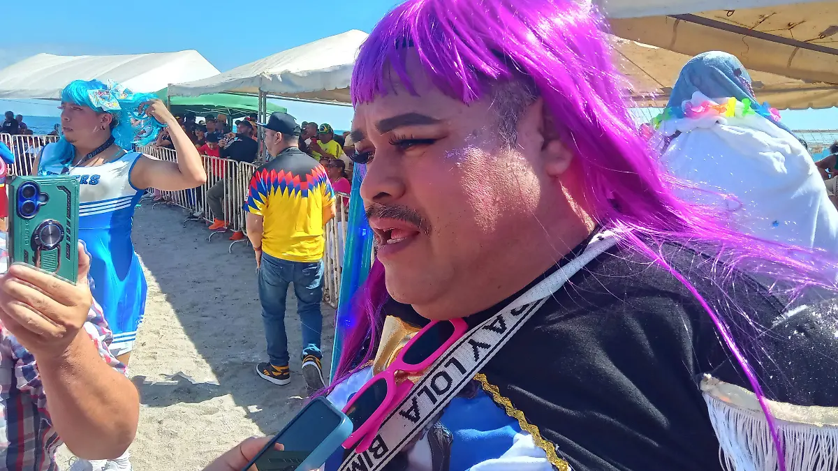 En playa Martí de Veracruz se realiza el tradicional juego “Solteras vs Casadas”