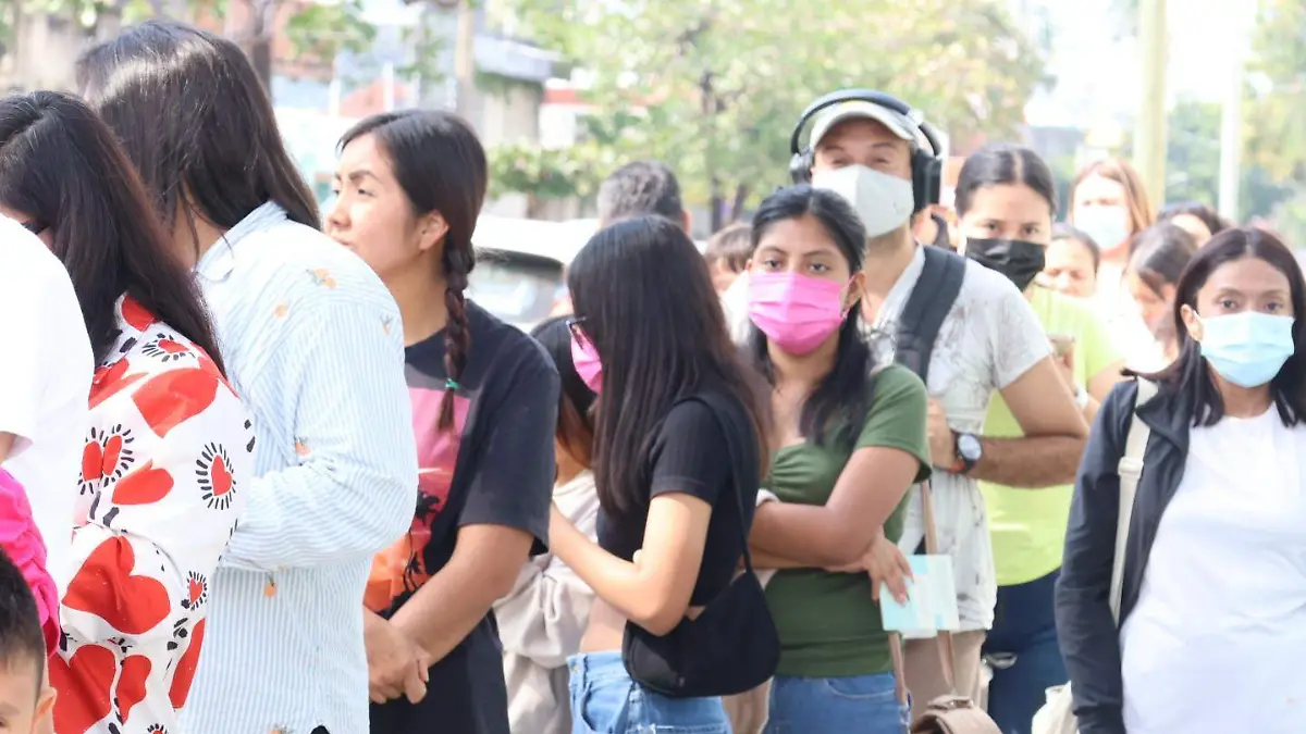 Largas filas para vacunarse