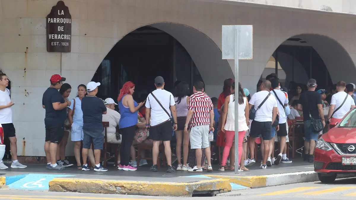 Turistas haciendo fila para entrar a restaurante.jpg