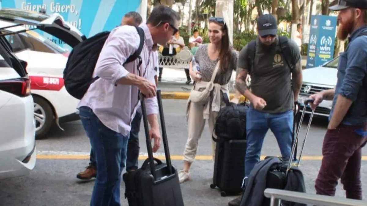 Turistas con maletas 