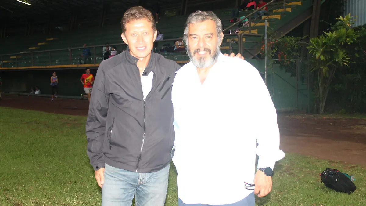 Fredy Viveros, director técnico de Star Runners, junto a Vicente Lunagómez, uno de los entrenadoras más destacados a nivel nacional