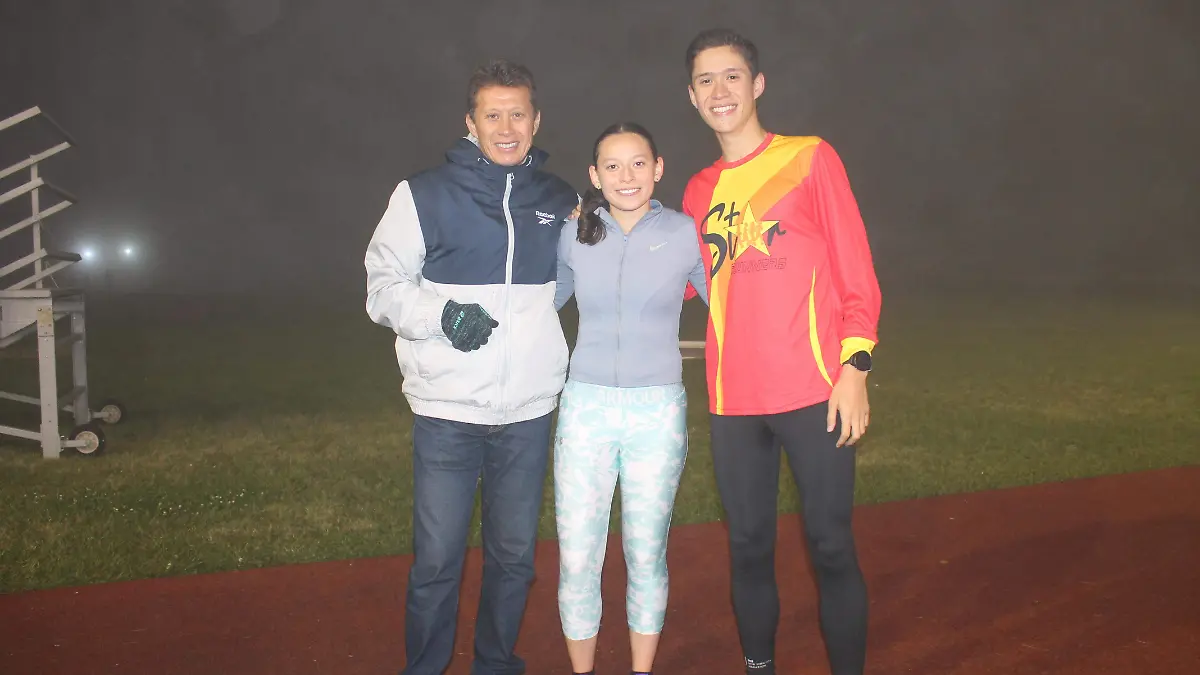 Isabella y Fredy Viveros, ambos categoría Sub 20, son dos de los mejores deportistas de Veracruz. Aquí con el director técnico del club