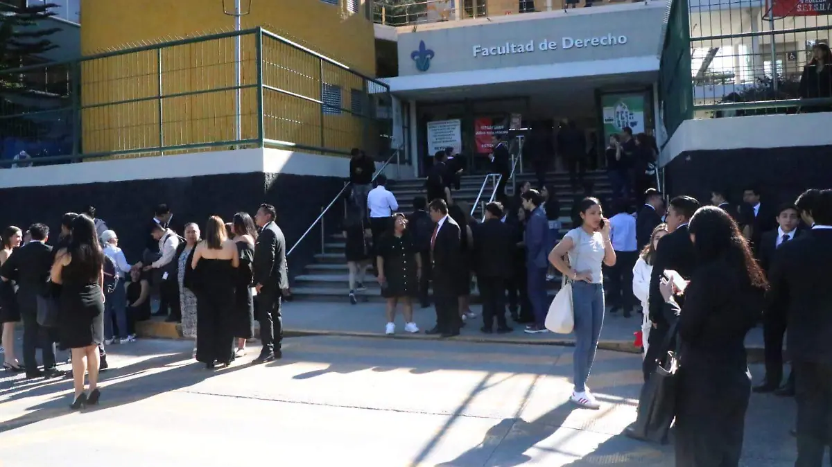 Colapsa templete en foto de graduación