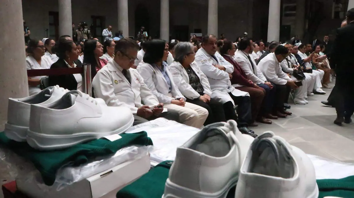 Entrega de uniformes a trabajadores IMSS-Bienestar