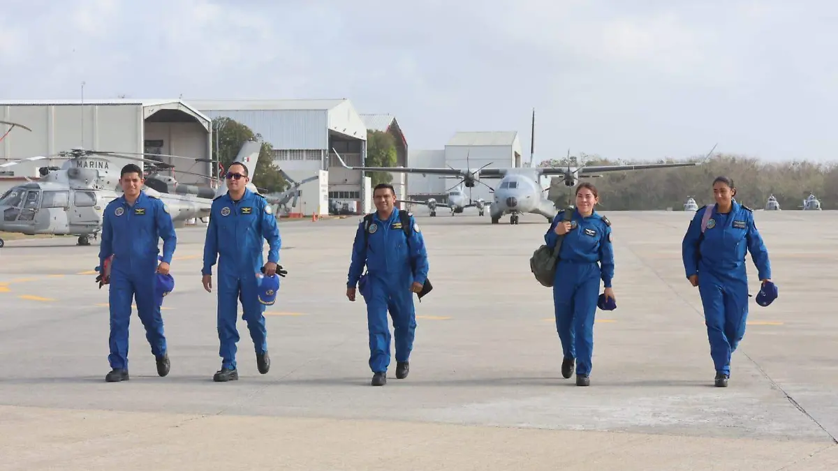 Pilotos en Base Aeronaval de Veracruz