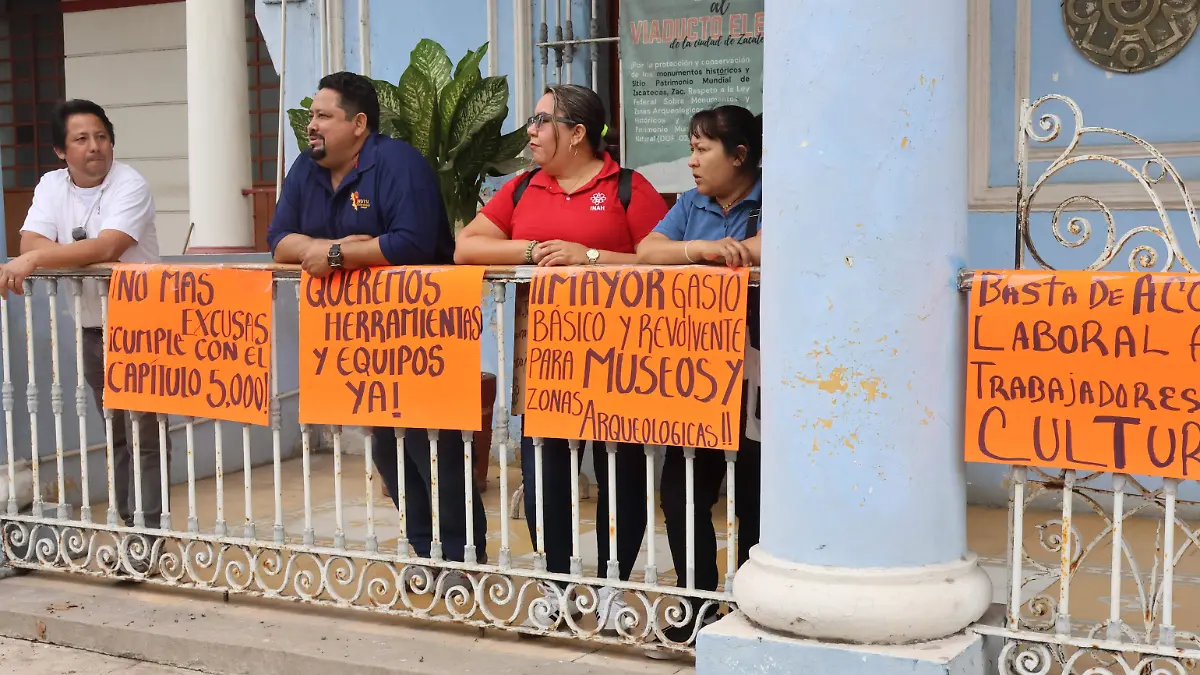Manifestantes del INAH 