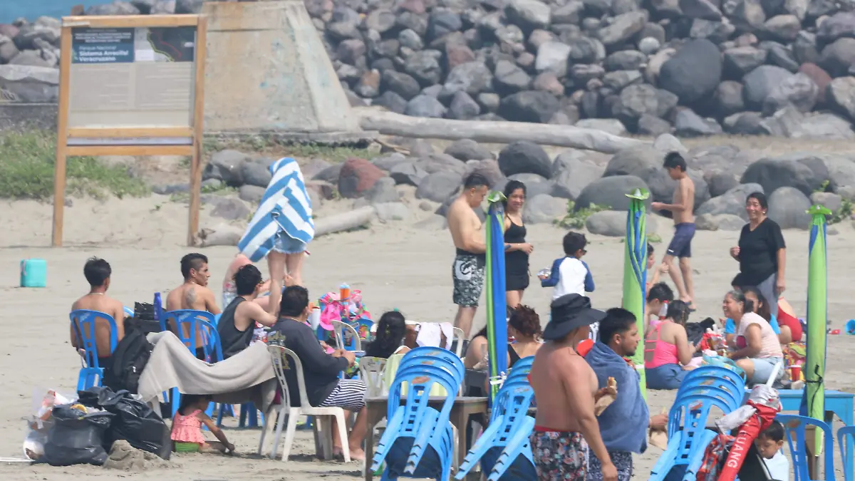 Turistas gozan de las playas horas antes del frente frío 