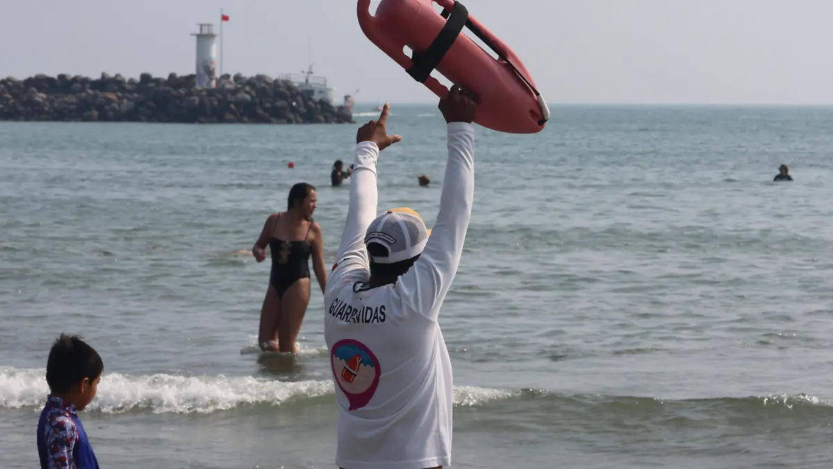En las torres de salvavidas se colocó bandera roja