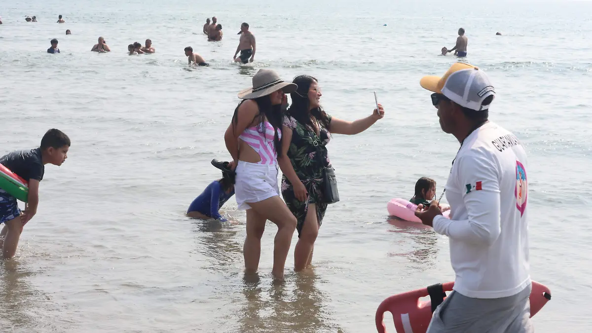 Fuertes vientos y oleaje elevado no fue impedimento para que turistas disfrutarán de las playas de Veracruz 