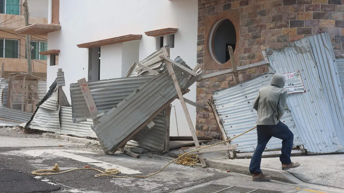 Rachas del frente frío tiran unas láminas perimetrales en la calle Diaz Aragón del puerto de Veracruz 