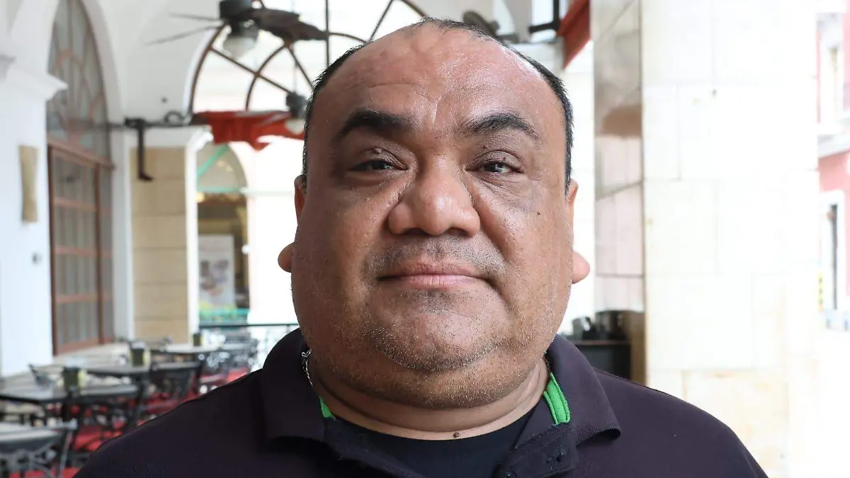 Usuarios de transporte público en la noche