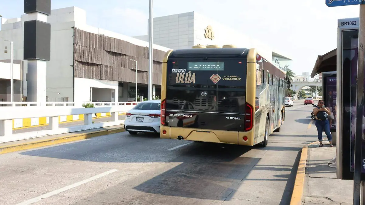 Usuarios de transporte público en la noche