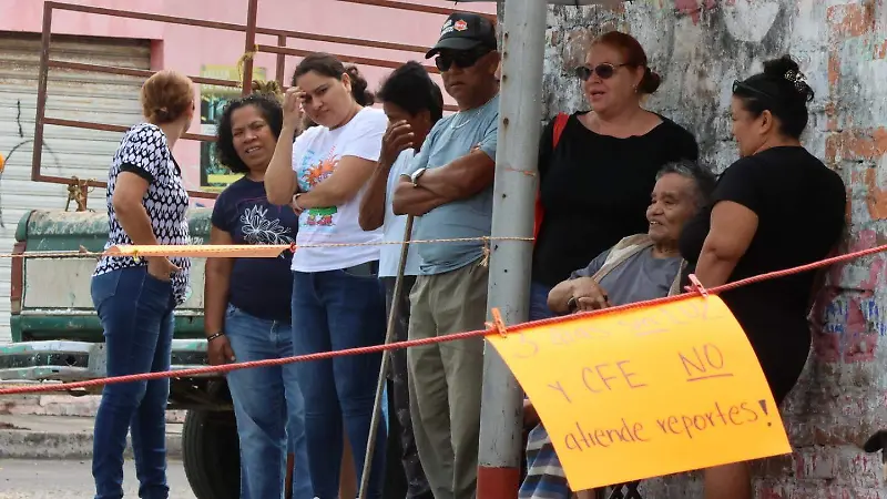 Bloqueo de calle por falta de energía eléctrica en la colonia pósitos y rivera 