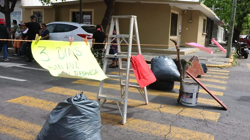 Bloqueo en calle 20 de noviembre por falta de energía eléctrica 
