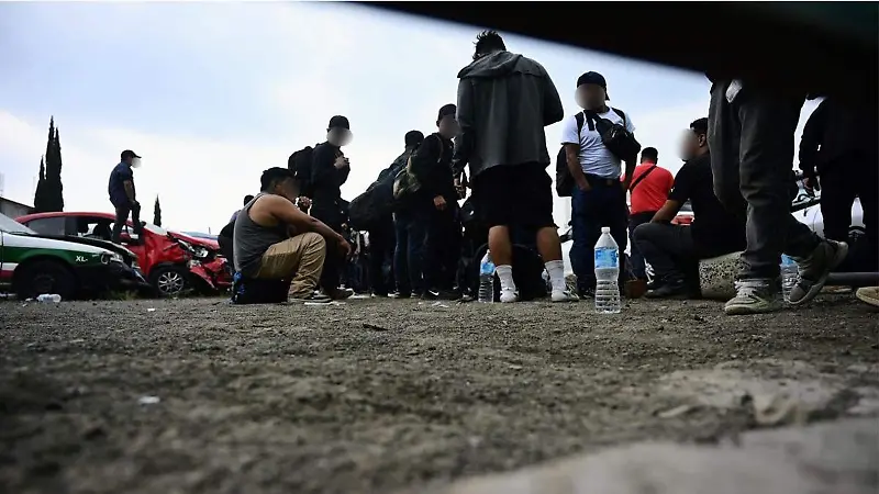 Hallan a migrantes al interior de un tractocamión en Xalapa