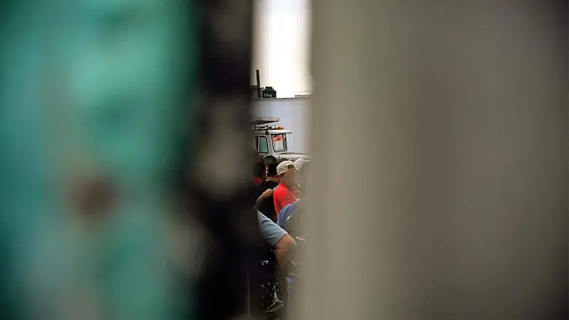 Hallan a migrantes al interior de un tractocamión en Xalapa