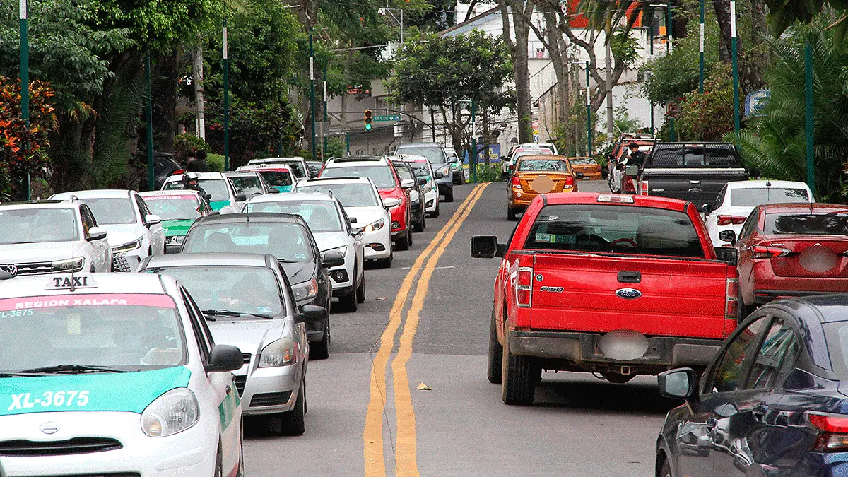 Tráfico-en-avenida-Ávila-Camacho-por-semáforos