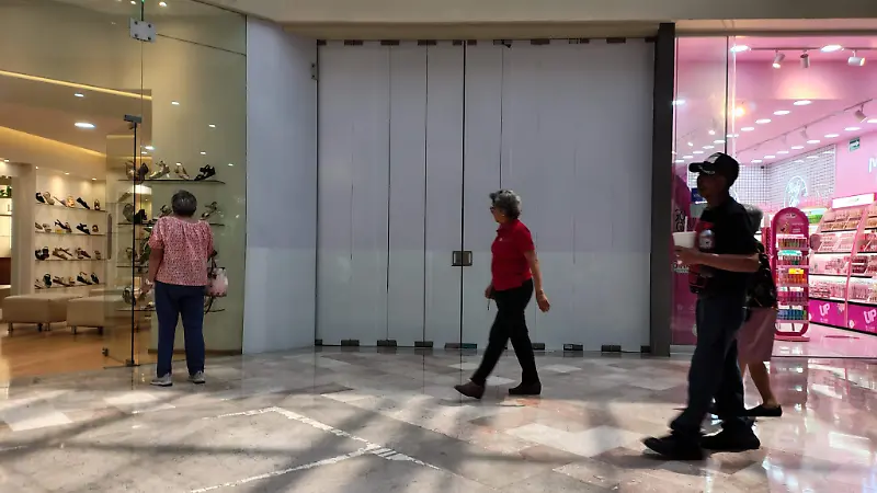 Comercios cerrados en plaza comercial de Boca del Río