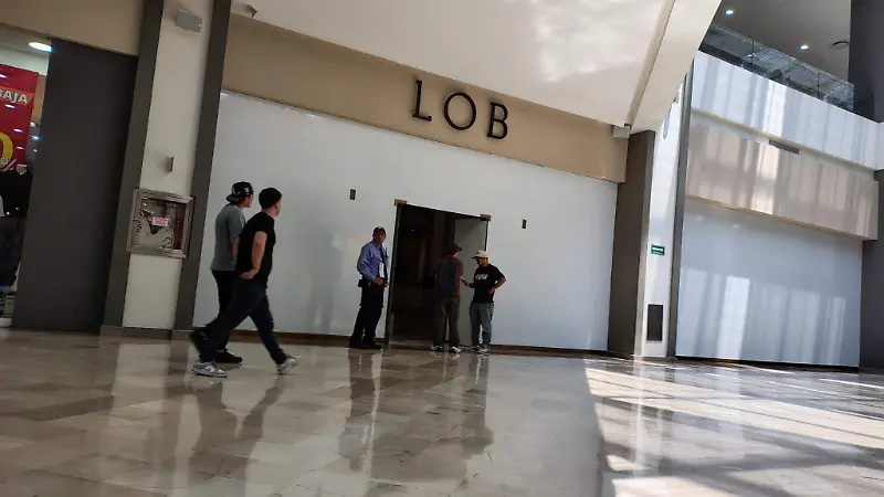 Comercios cerrados en plaza comercial de Boca del Río