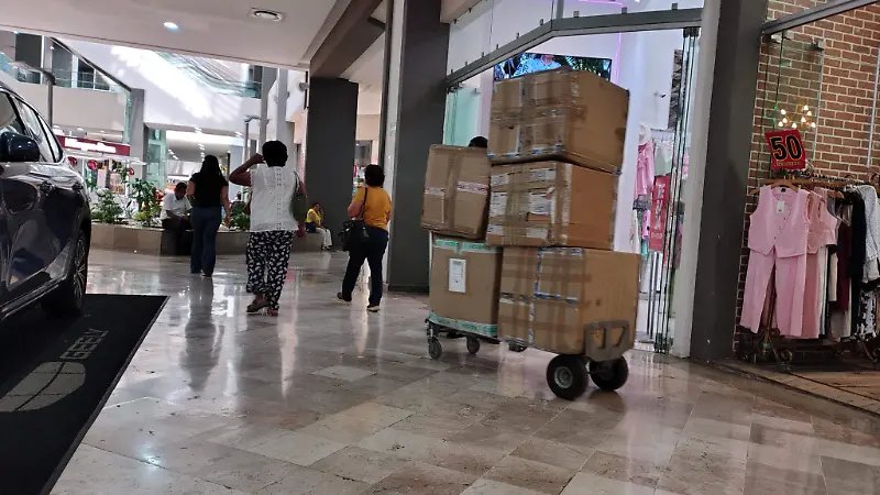 Comercios cerrados en plaza comercial de Boca del Río