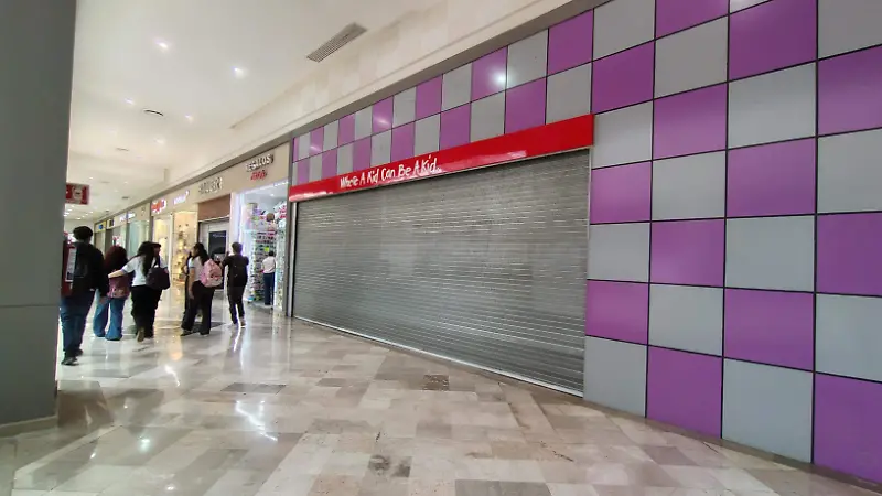 Comercios cerrados en plaza comercial de Boca del Río