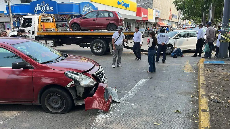 Choque aparatoso en Diaz Mirón 
