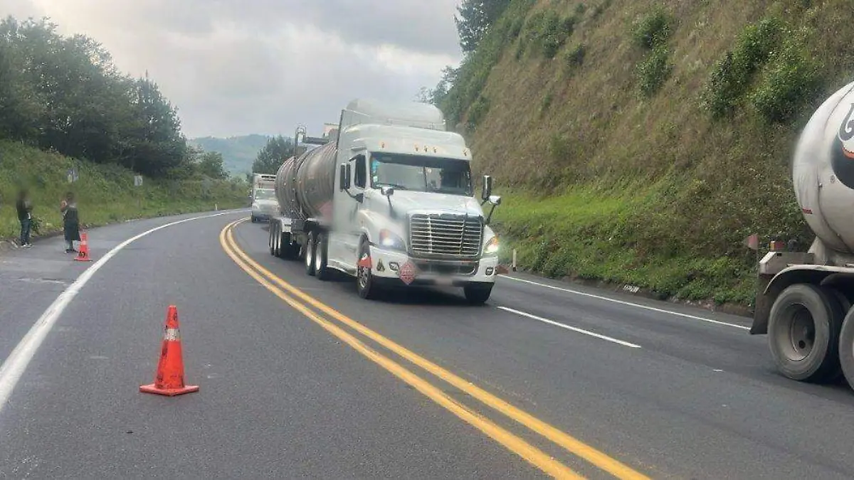 HJm27jEboAAkVj-