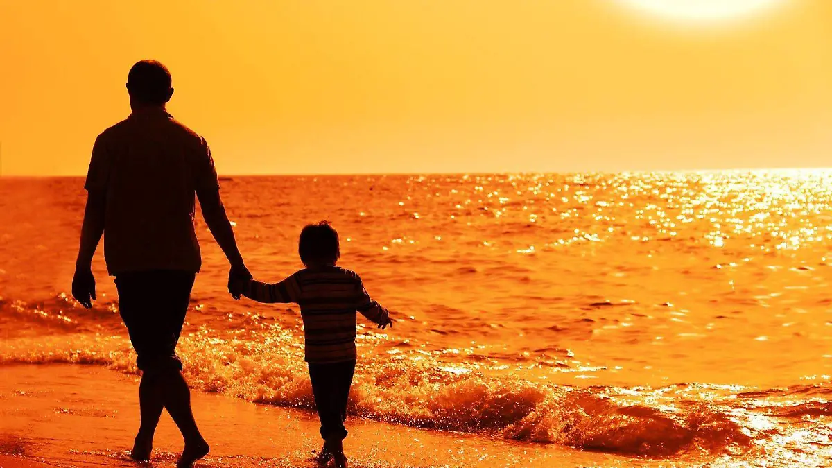 papa-e-hijo-caminando-por-la-playa-tomados-de-la-mano