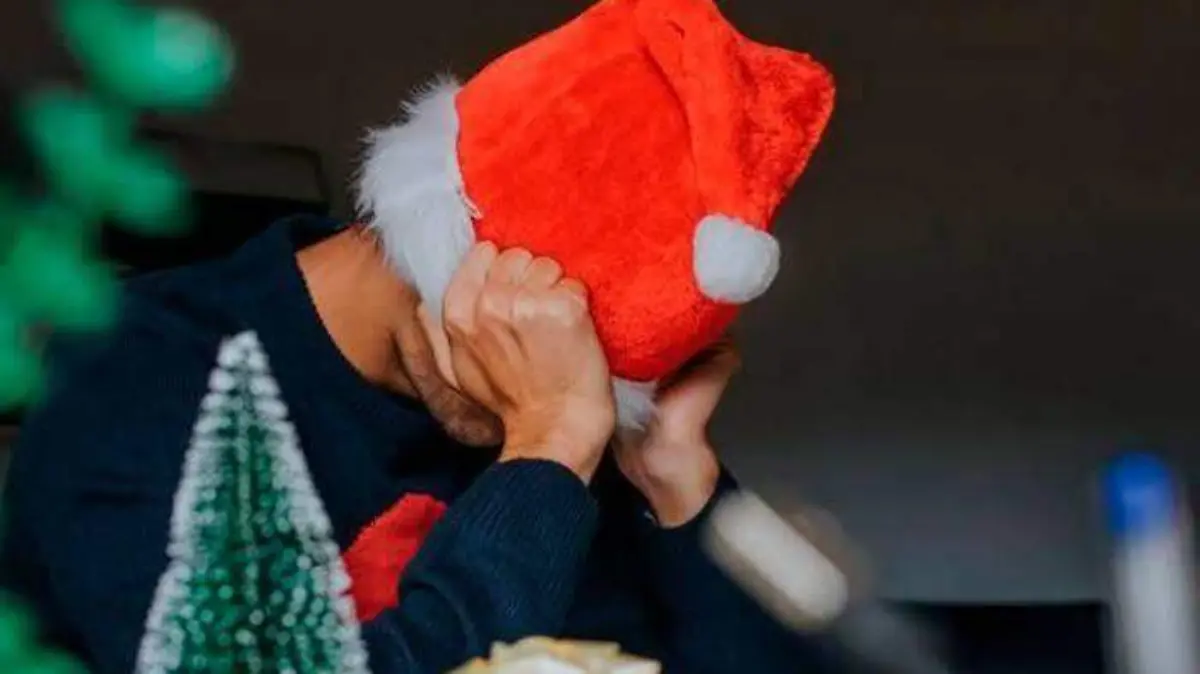 Hombre triste en navidad