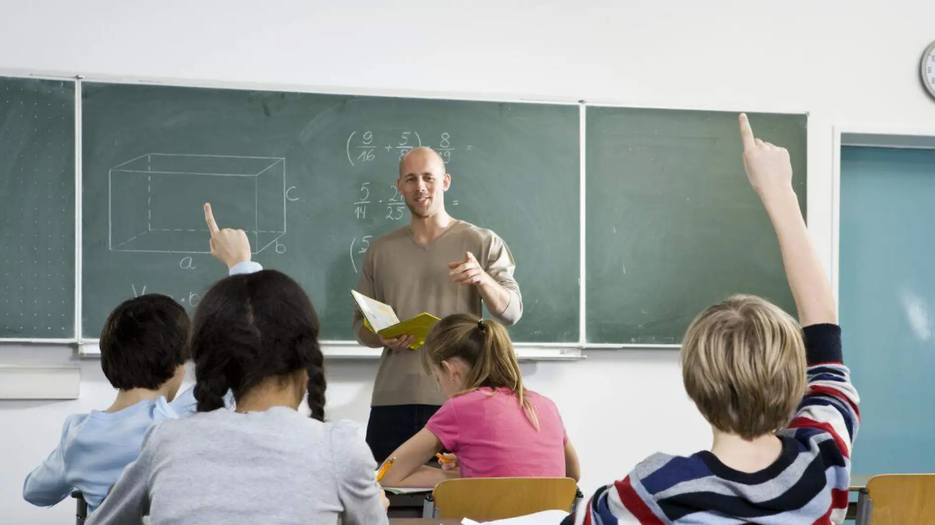 un-profesor-dando-clase-de-matematicas