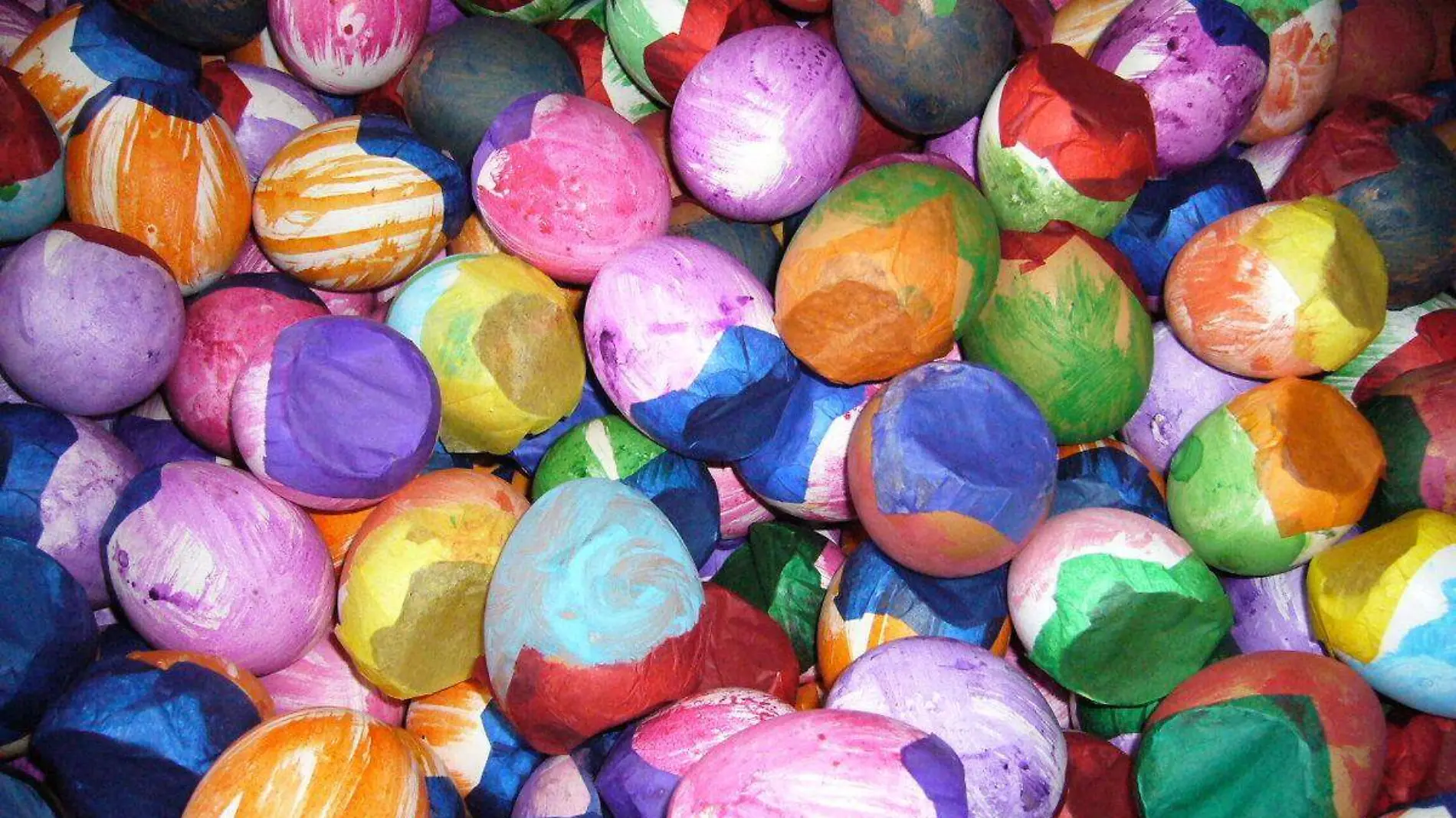 1200px-090130_eggs_shells_cascarones