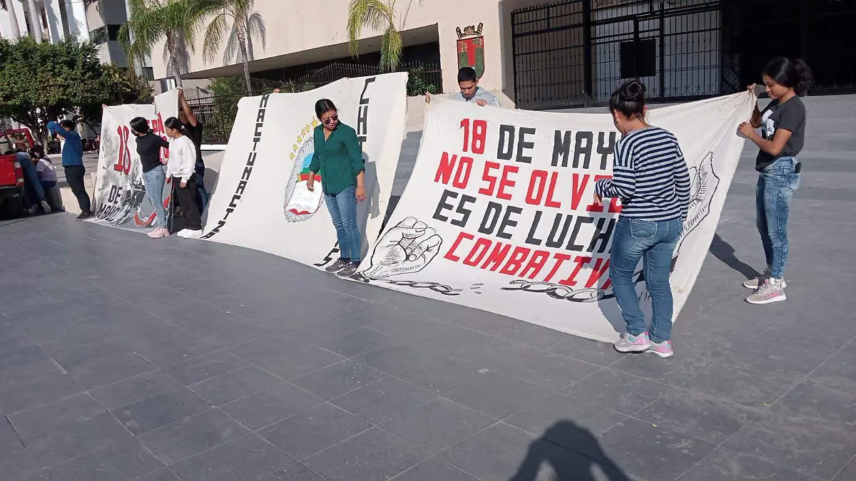 Normalistas sujetando mantas