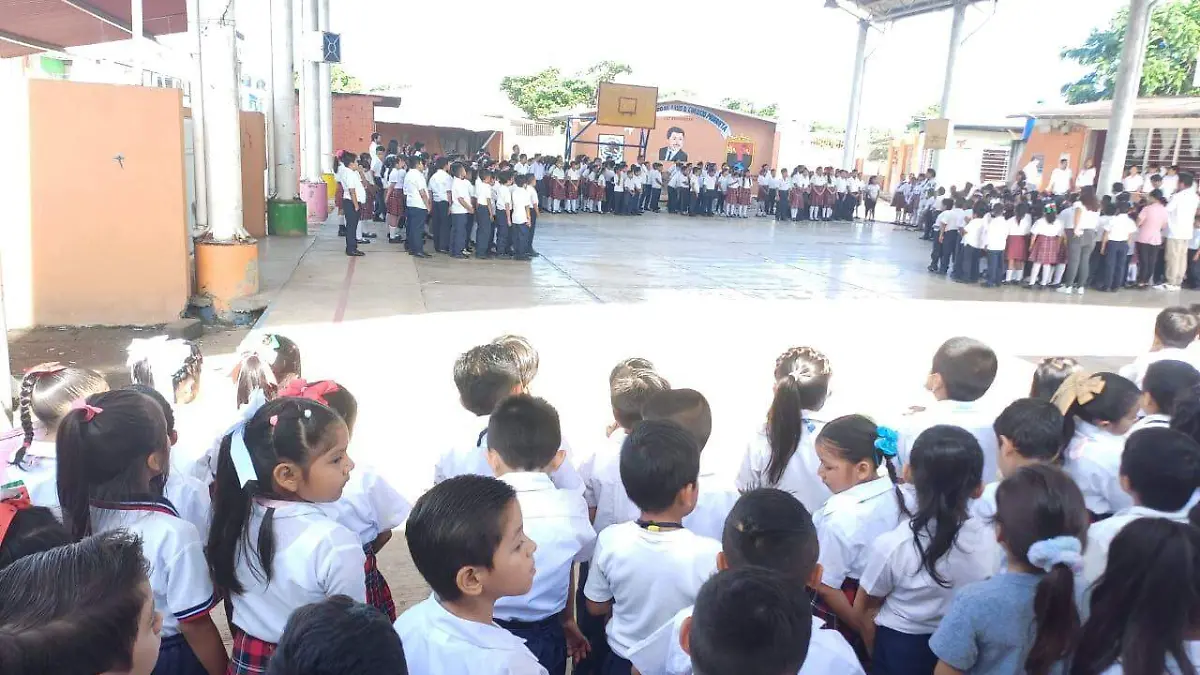 niños de primaria en el homenaje